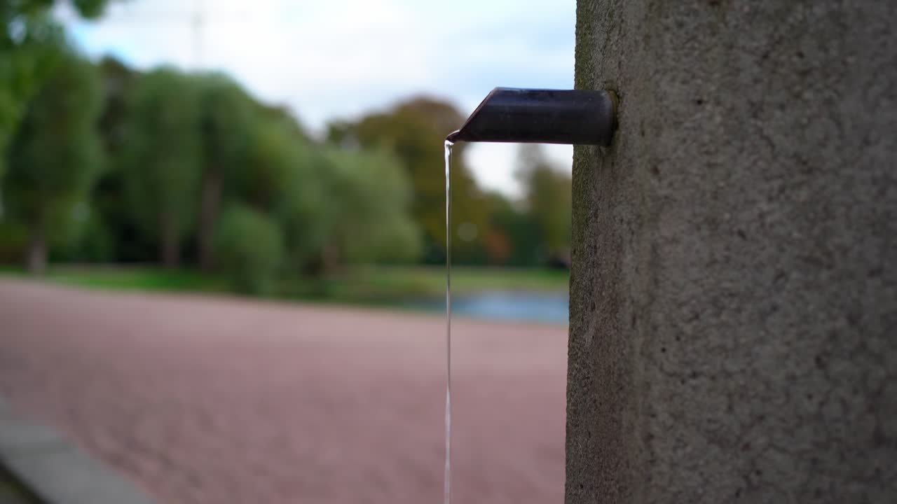 Primo piano laterale di una fontana in un parco europeo.