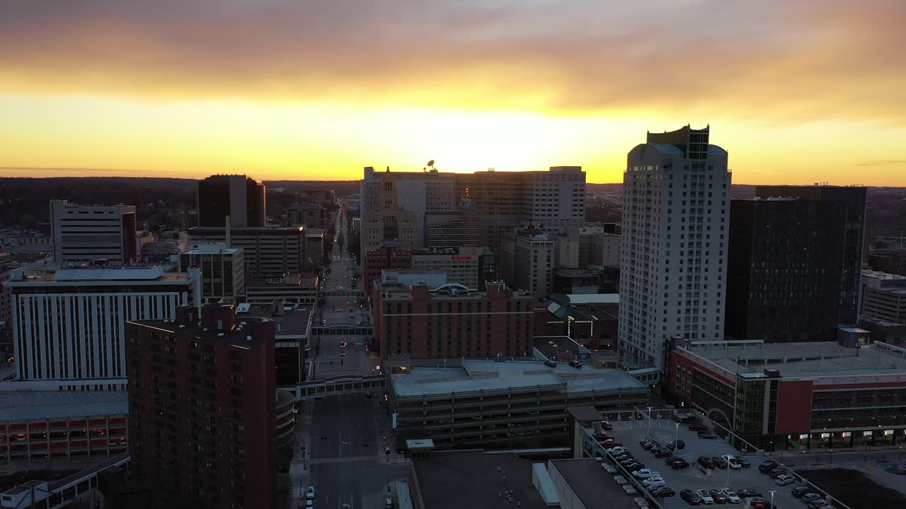 horizonte de la ciudad al atardecer