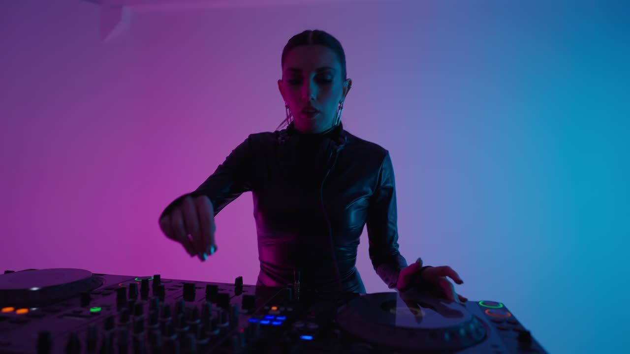 dj femenina mezclando música en un tocadiscos en un estudio