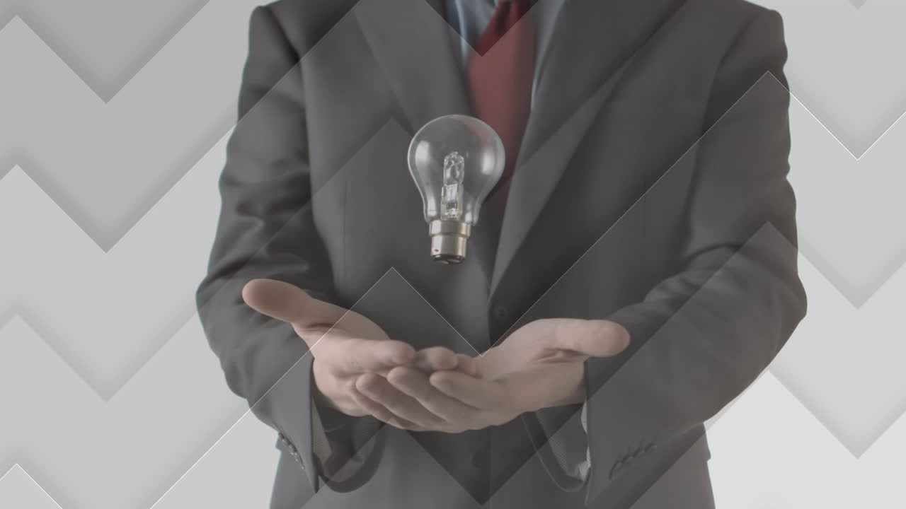 animación de líneas en zigzag sobre un hombre de negocios lanzando y atrapando una bombilla, sobre un fondo blanco