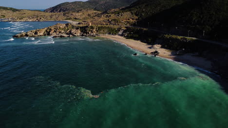 Contaminación-De-Basura-Aérea-Y-Oceánica-Reunida-En-La-Corriente-En-La-Playa-Costera