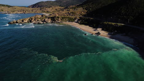 contaminación de basura aérea y oceánica reunida en la corriente en la playa costera