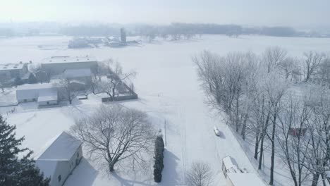 Vista-Aérea-Del-Amanecer-Temprano-En-La-Mañana-Después-De-Una-Caída-De-Nieve-En-El-Campo-Amish-Como-Senn-Por-S-Drone