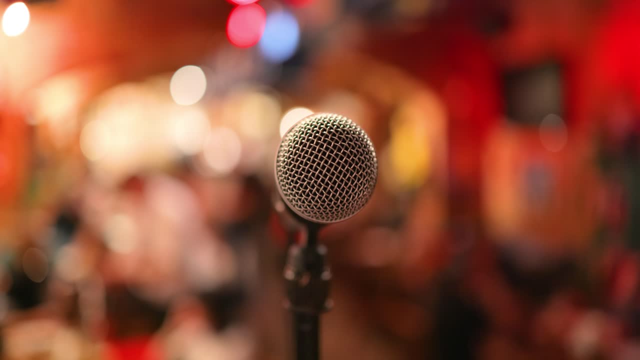Microfono sul palco su uno sfondo di auditorium.