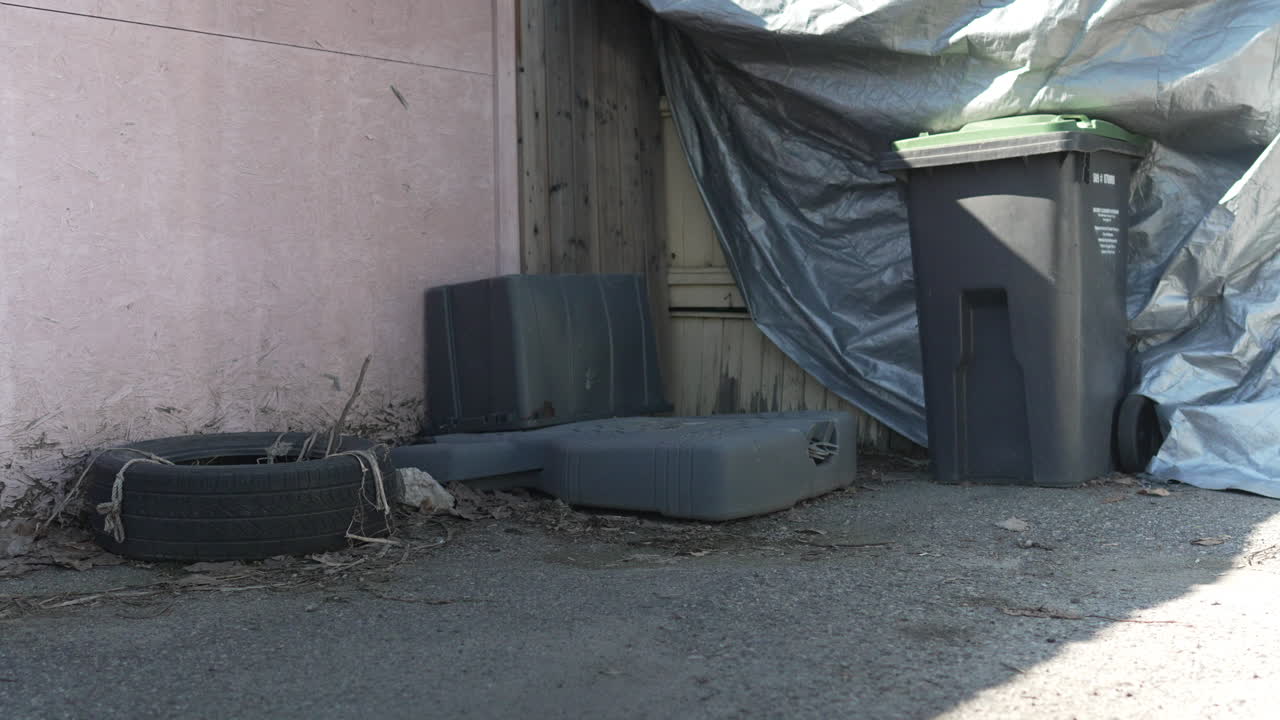 쓰레기통 옆 뒷골목에 버려진 물건들