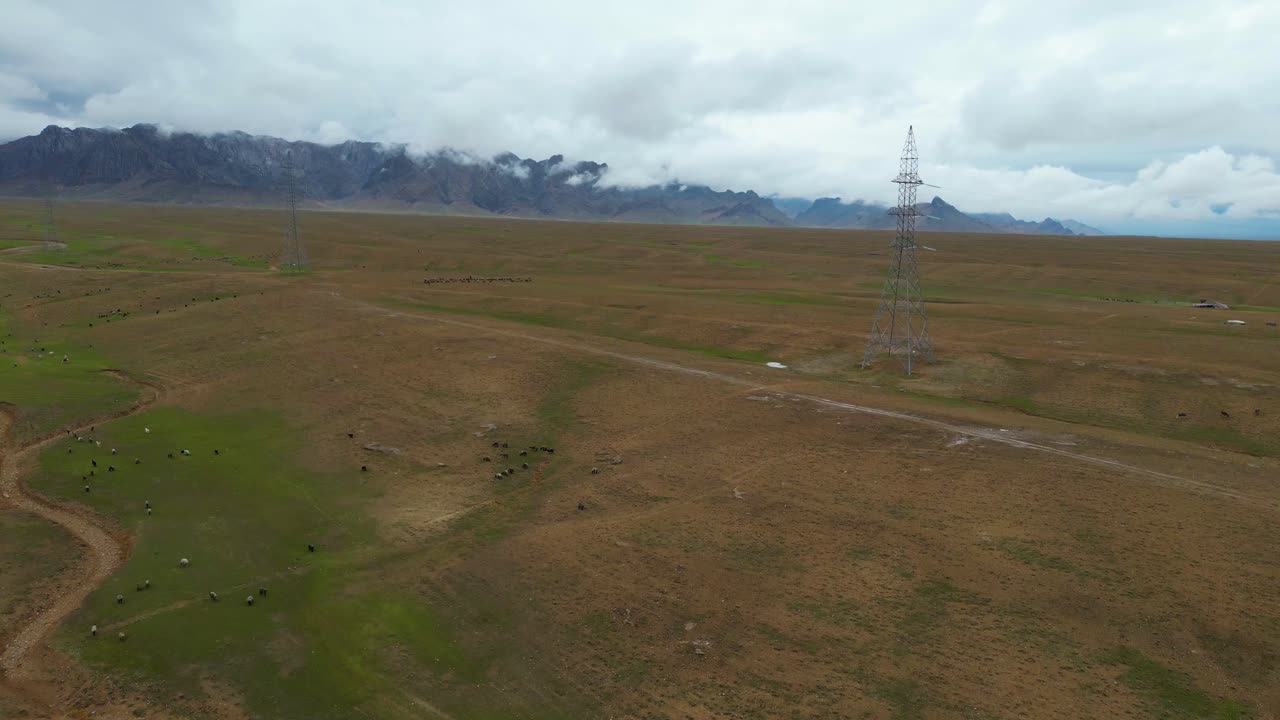 vista aérea de las verdes montañas y la naturaleza pacífica