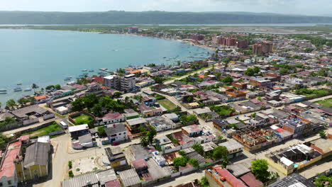 paisaje urbano de chichiriviche en el estado de falcon, venezuela - toma aérea de un dron