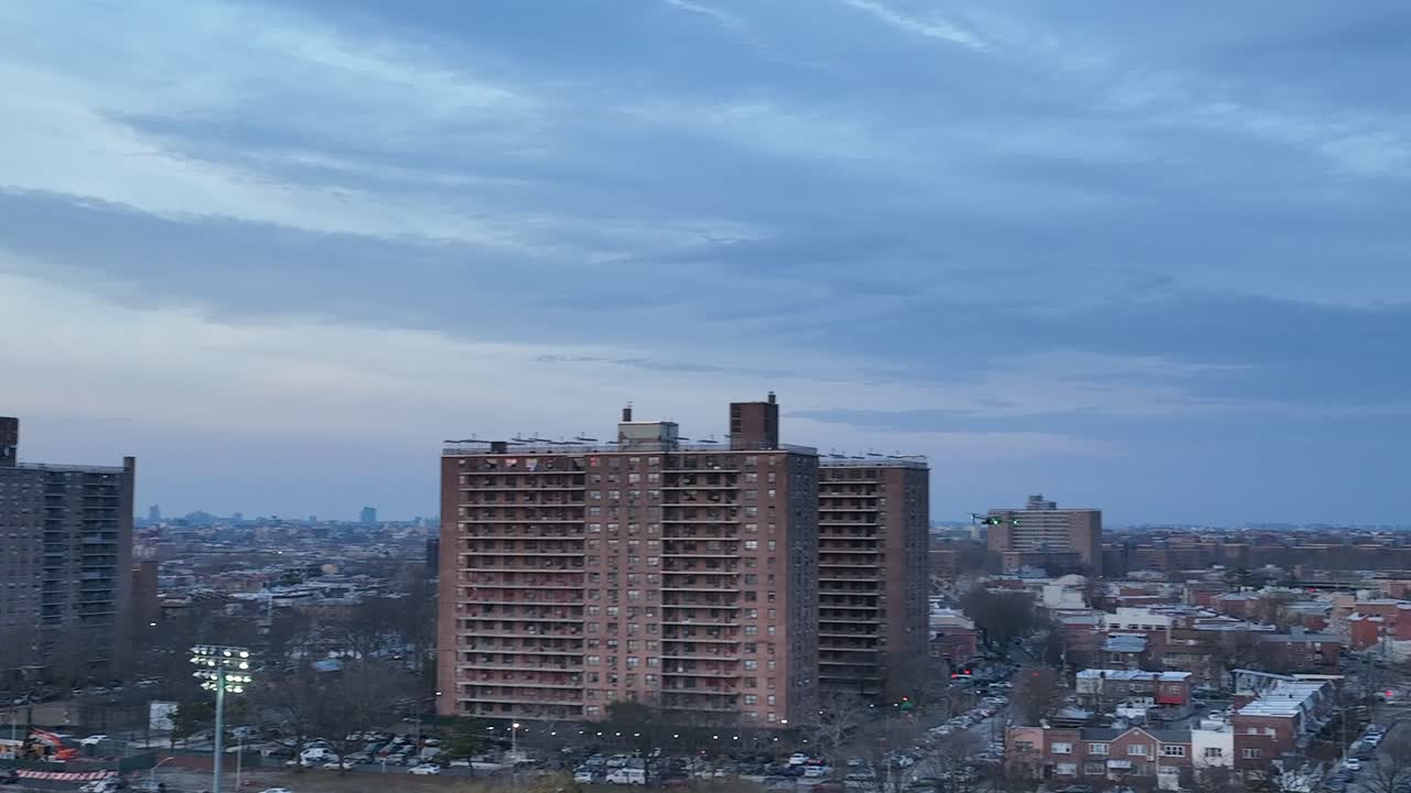 una vista aérea sobre calvert vaux park en brooklyn, ny durante una noche nublada