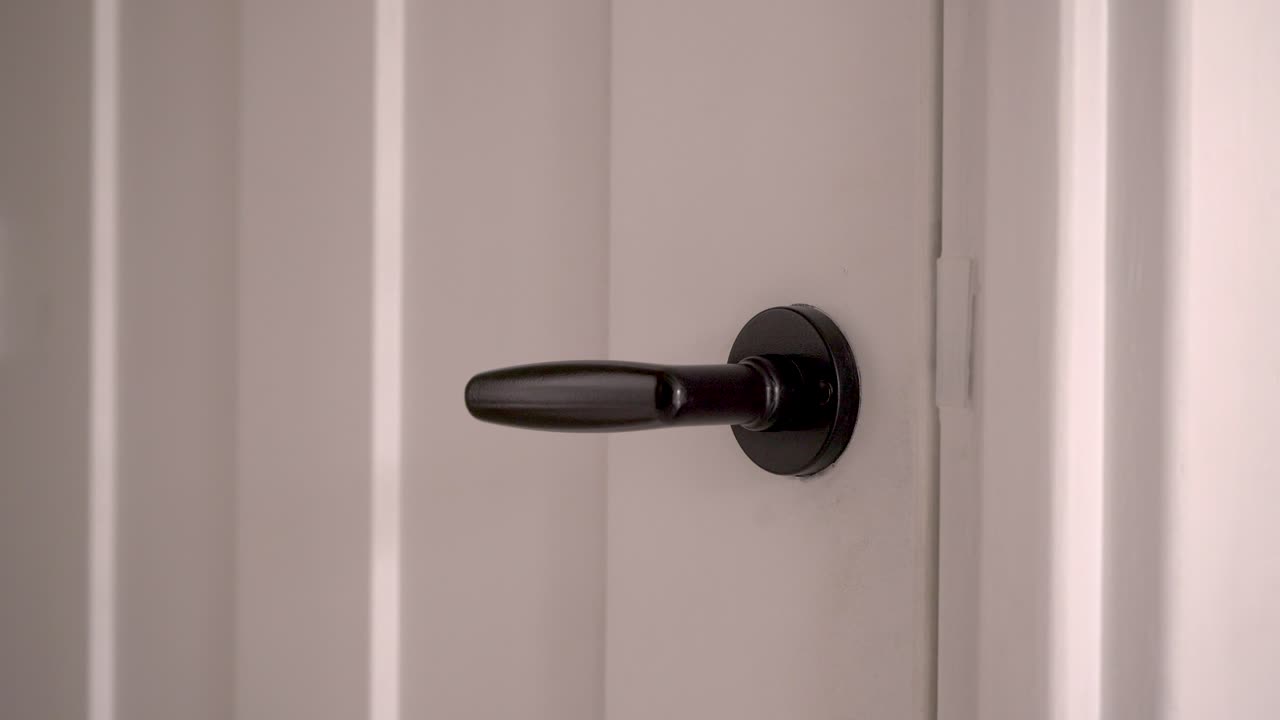 открывая дверь изнутри, а затем выходя.