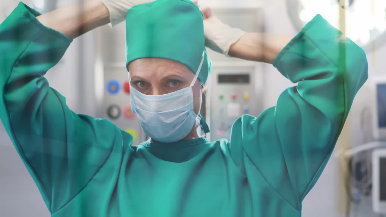 animación del procesamiento de datos sobre una cirujana caucásica con máscara facial en el hospital