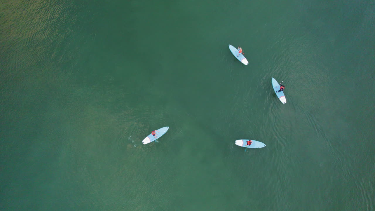 playa tranquila con turistas surfeando en orlowo en gdynia, polonia