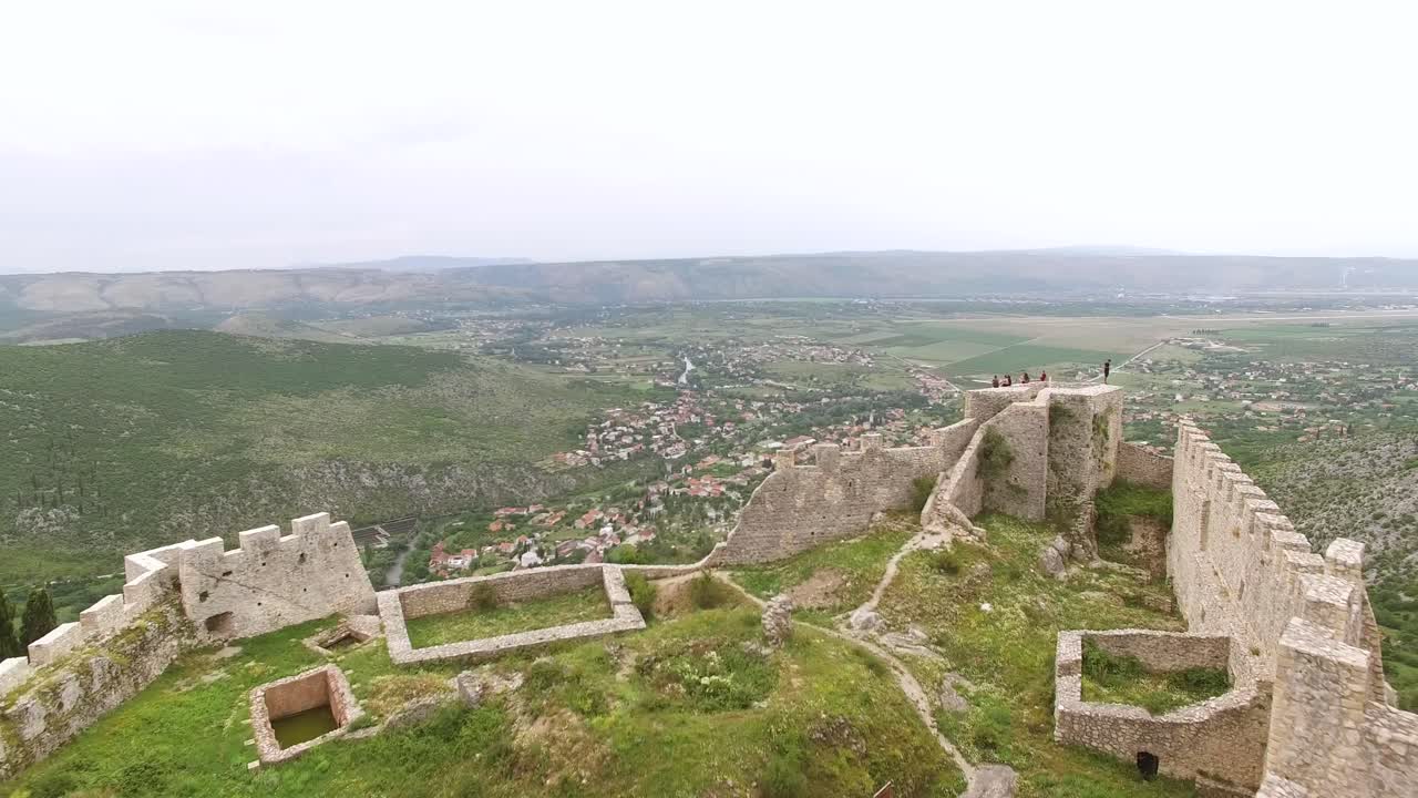 una vista aérea muestra la fortaleza blagaj y el pueblo que domina en mostar bosnia