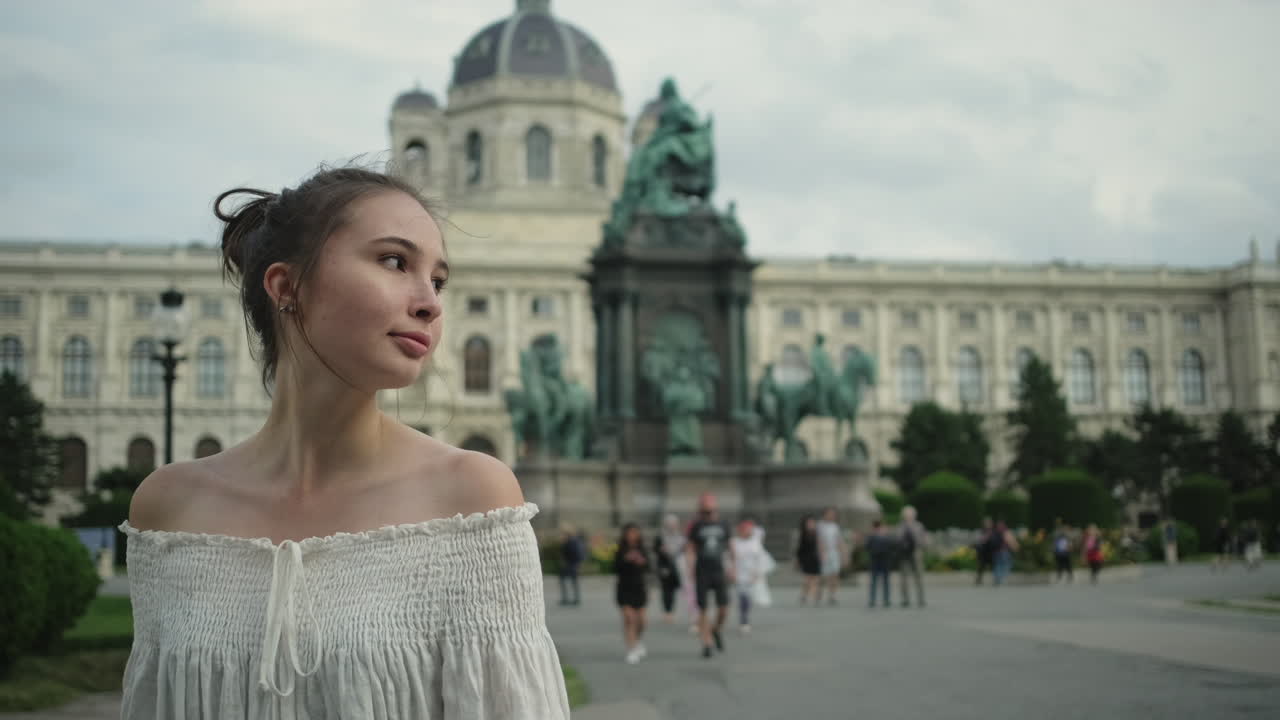 Junge Frau vor einem historischen Gebäude in Wien