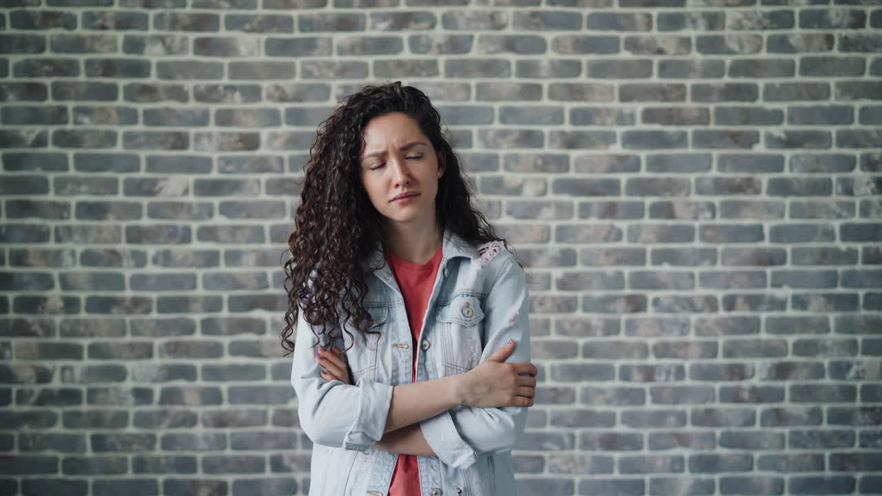 una mujer que parece pensativa.