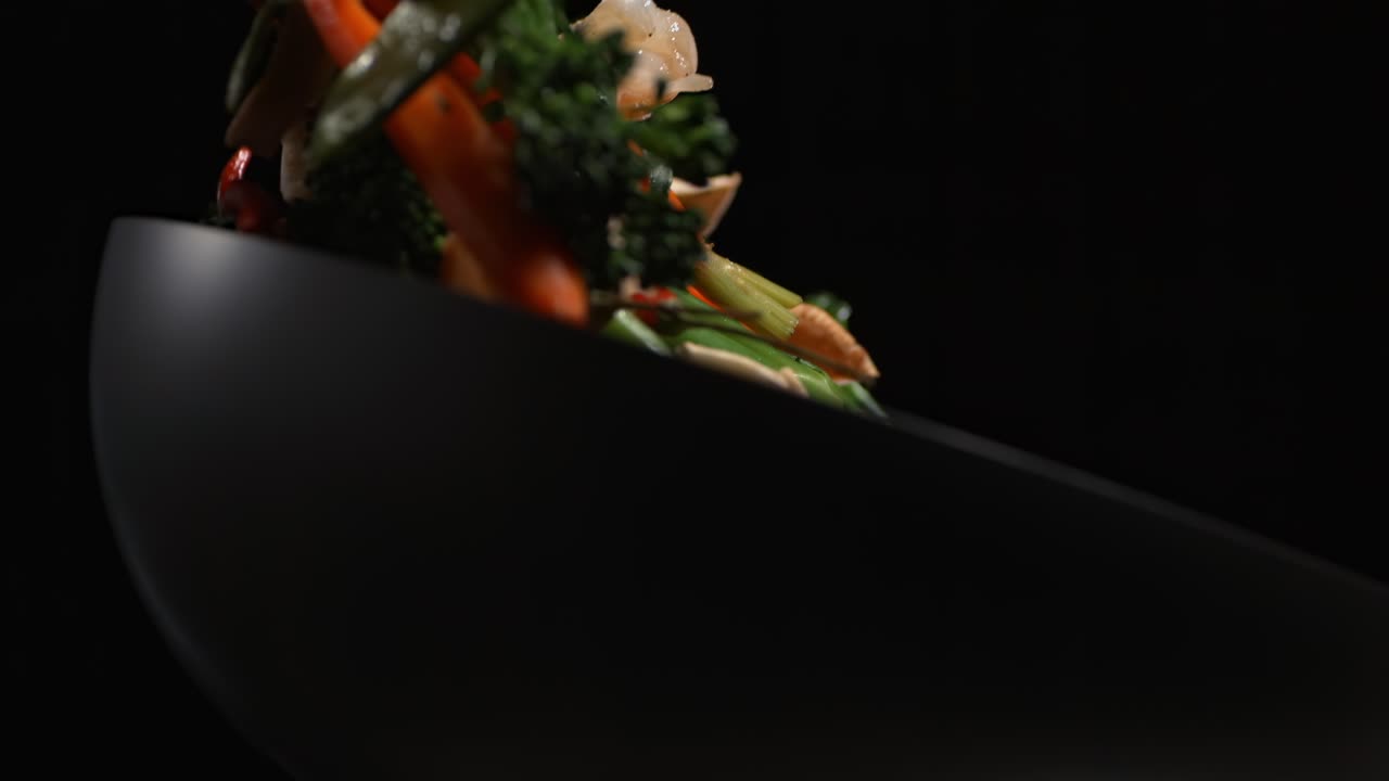 las verduras y los mariscos se tiran en una sartén