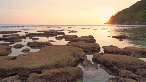 Sonnenuntergang-über-Ruhigem-Meer-Und-Felsen-Im-Seichten-Wasser-An-Der-Tropischen-Lagune,-Panorama