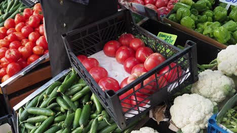 verduras frescas en un mercado de agricultores