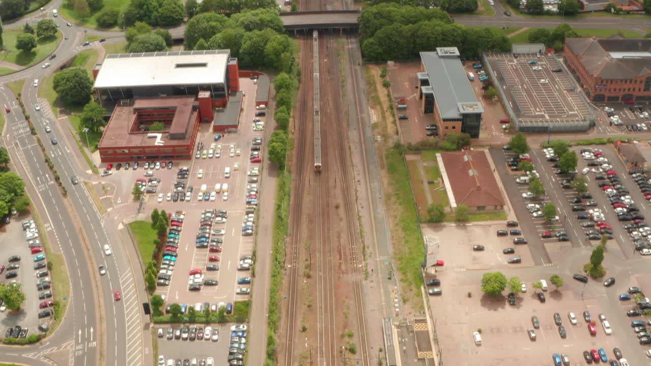 tomada aérea de un tren rápido que pasa por stevenage