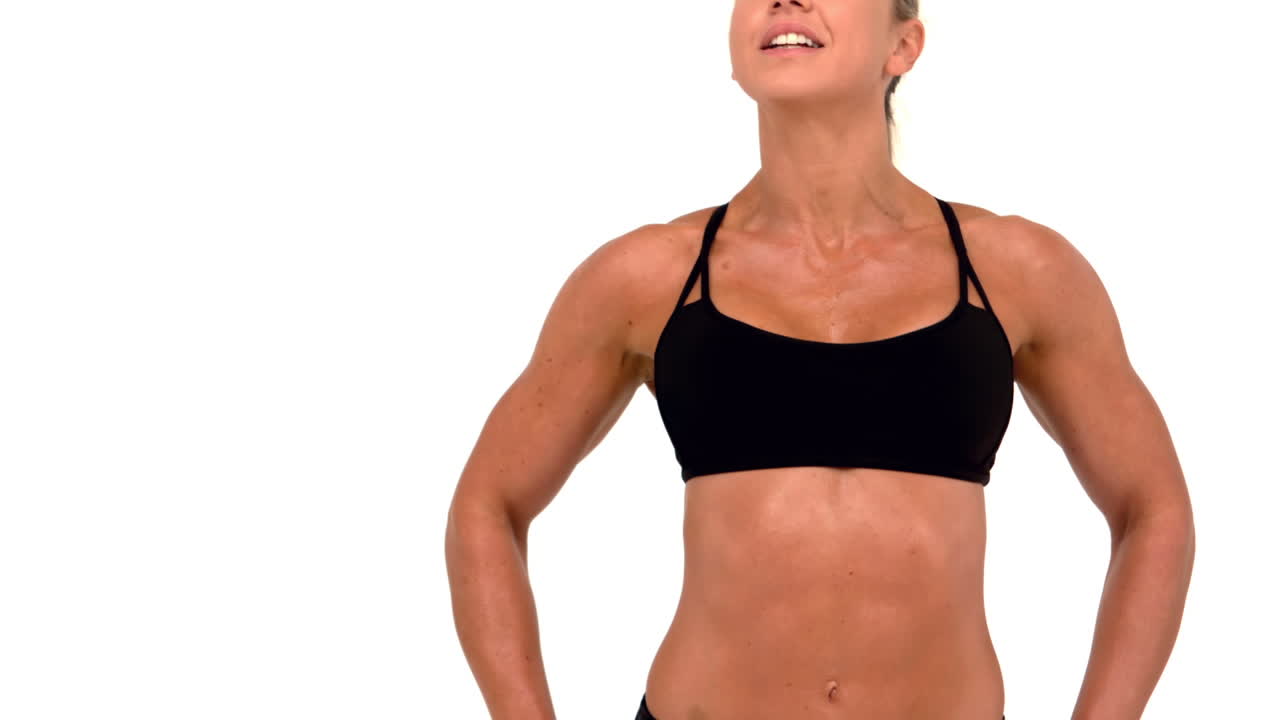 atleta femenina en forma mirando hacia arriba