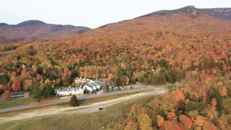 vista aérea de la carretera rural y el hotel en la ruta estatal de vermont, ee.uu.