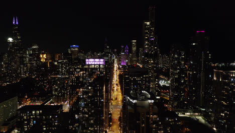 Hoher-Luftflug-über-Den-Wolkenkratzern-Von-Chicago-Bei-Nacht