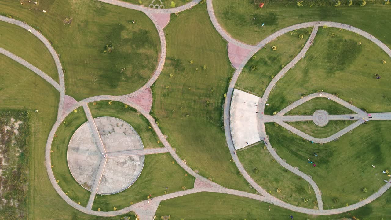 4k: 파키스탄  ⁇ 자브 시의 현대 주택 사회의 공립 공원 위를 날고 있는 드론