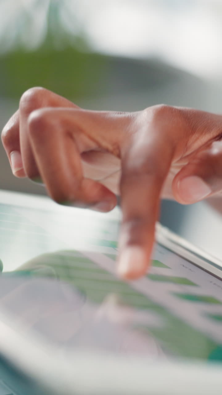 Primo piano di una mano con schermo di tablet digitale