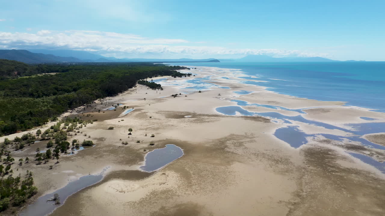amplia toma de drones de pozas de marea en port douglas, australia
