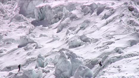 escaladores en la cascada de hielo