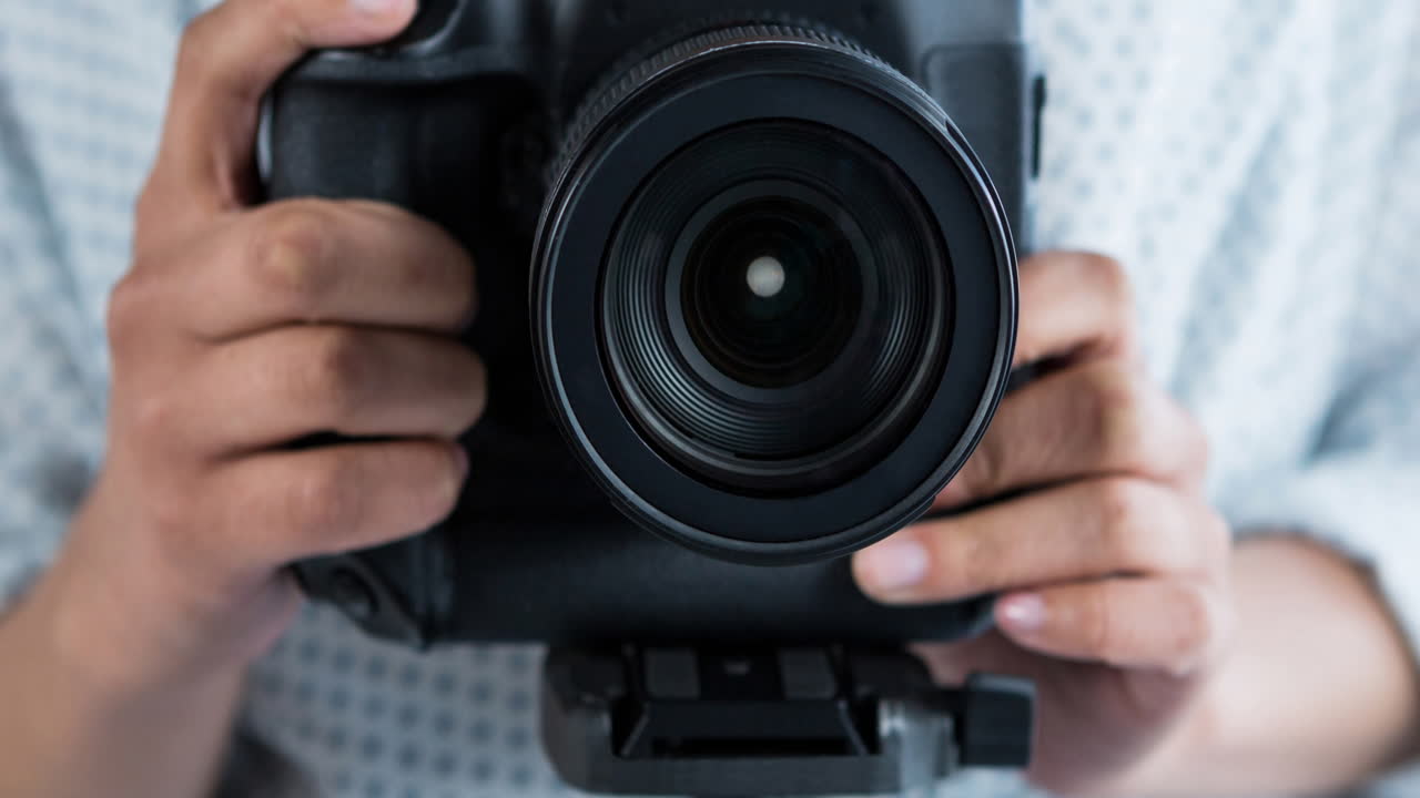 animação de mulher caucasiana segurando uma câmera sobre fundo branco