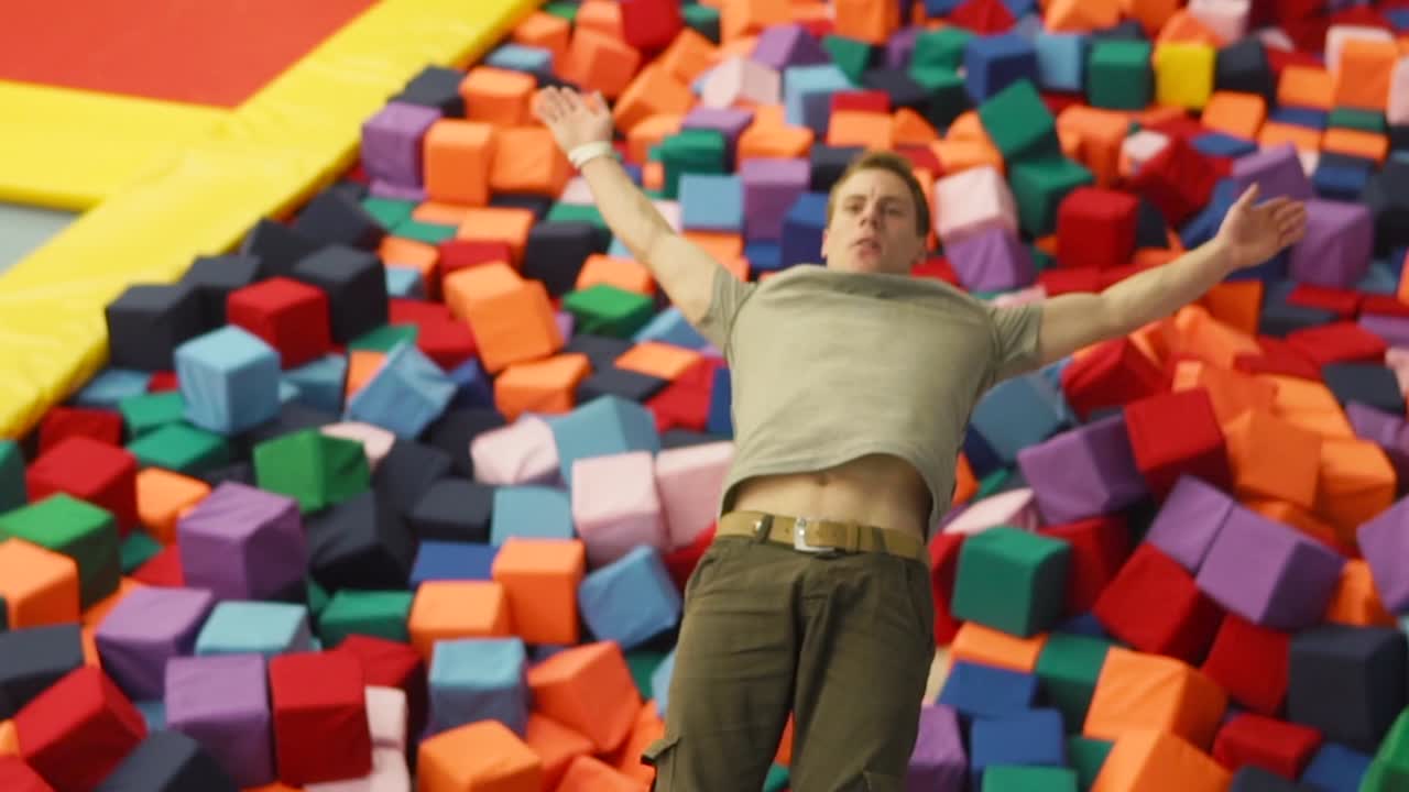 다채로운 거품 구이에 누워있는 아이들