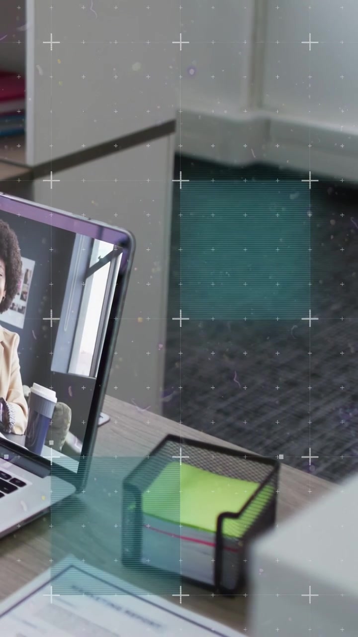 Vídeo vertical: Mulher no laptop iniciando uma chamada de negócios, HUD animado movendo-se sobre a mesa marcando anotações