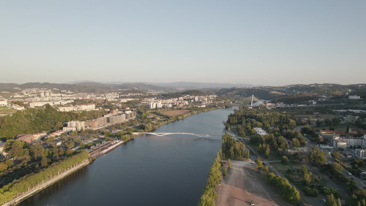 vista aérea sobre el río mondego en la ciudad de coimbra, parque verde a orillas del río