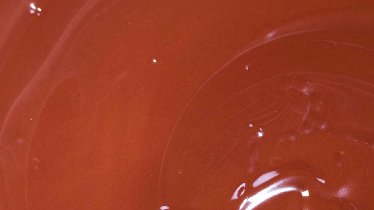 Fragole immerse nel cioccolato fuso