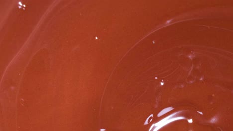 fresas sumergidas en chocolate derretido