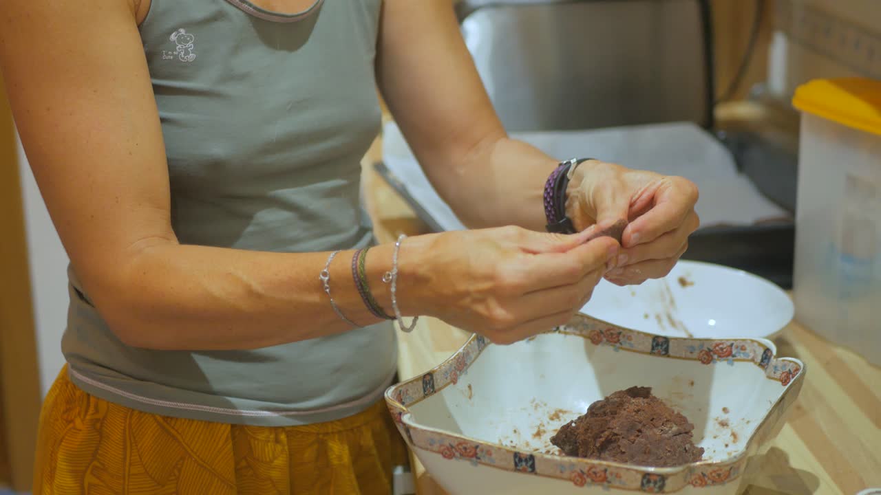 primer plano de una mujer amasando galletas de la masa