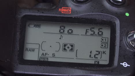 pantalla lcd con información en la parte superior de la cámara. visualización de datos
