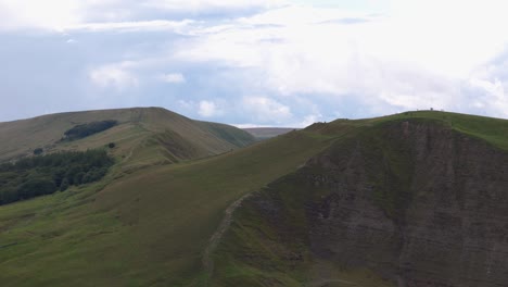 Colinas-Verdes-Del-Parque-Nacional-Del-Distrito-De-Picos-En-Inglaterra---Disparo-Aéreo-De-Drones