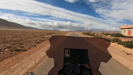 conducción de motocicletas con un fuerte viento en medio del desierto con objetos movidos por el fuerte viento
