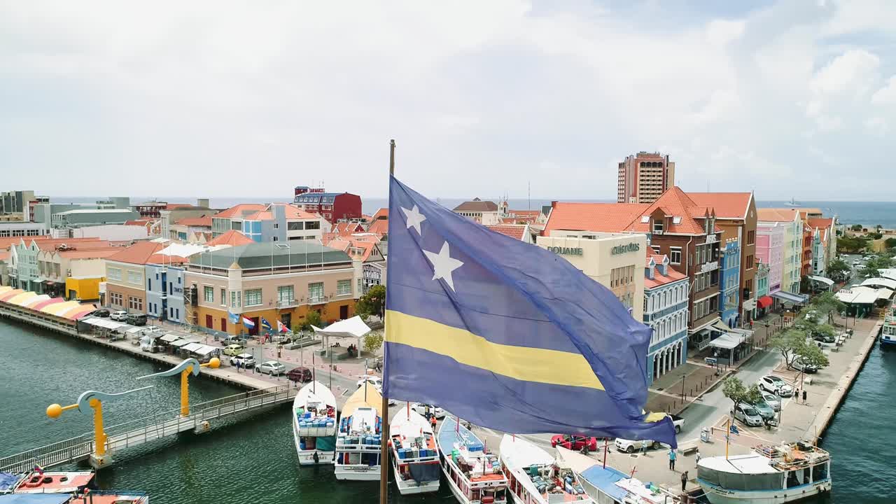 60fps는 빌렘스타트 시내에서 큐라소 국기의 공중 촬영을 캡처합니다.