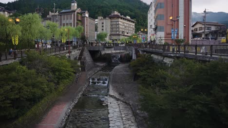 Gero-Onsen-Tilt-Enthüllt-Am-Frühen-Morgen-In-Den-Bergen-Von-Gifu,-Japan