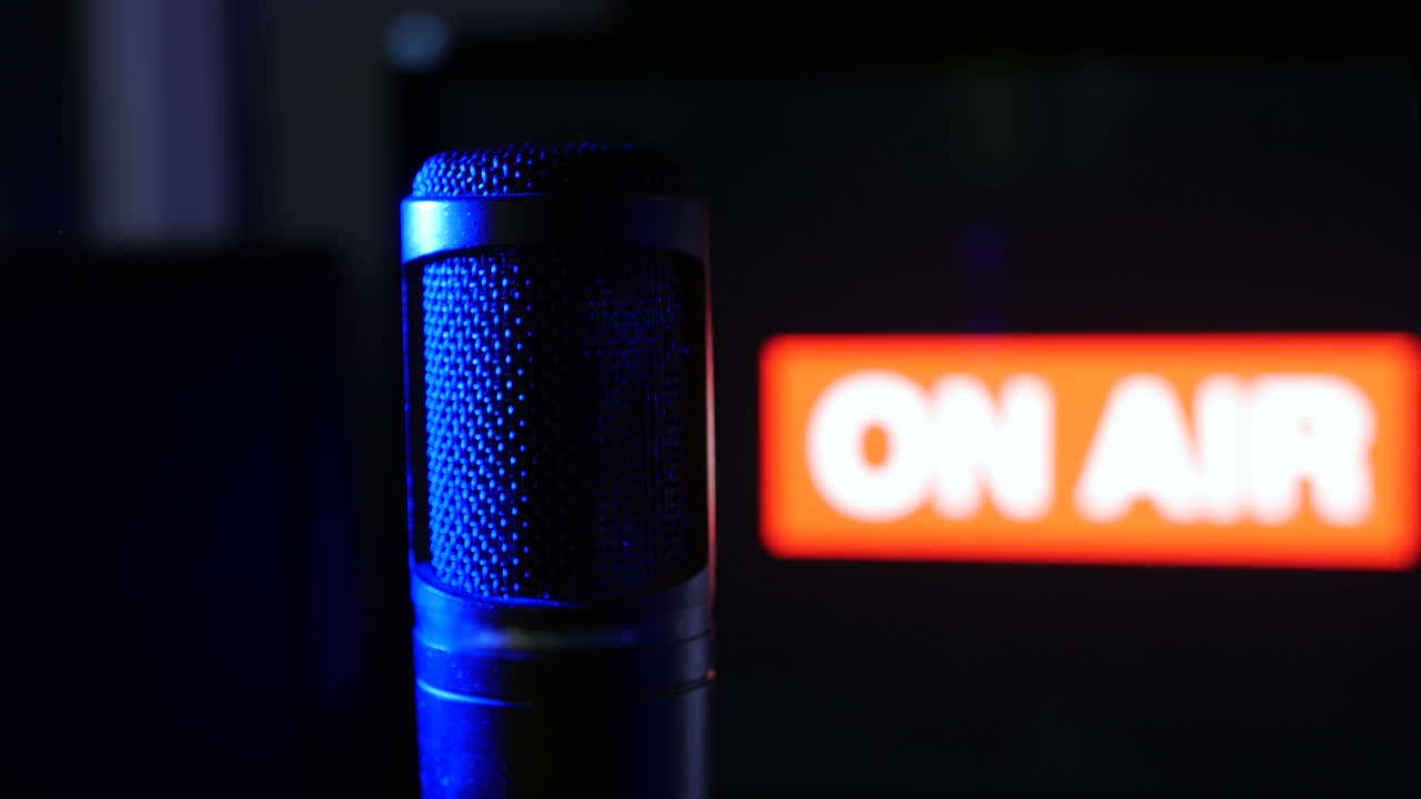 un micrófono al aire con un letrero encendido en un estudio de grabación de radio podcsast