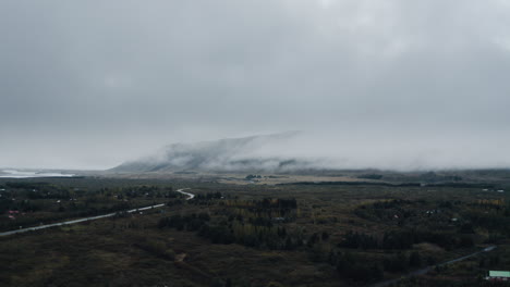 niebla rodando hacia un valle en islandia