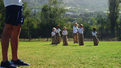 Kinder-Spielen-Sackhüpfen-Im-Park