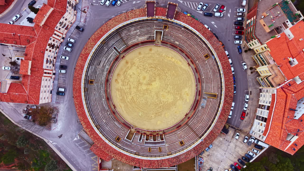 Vista dall'alto dell'arena in una piccola città con edifici e parcheggi intorno, ripresa di giorno