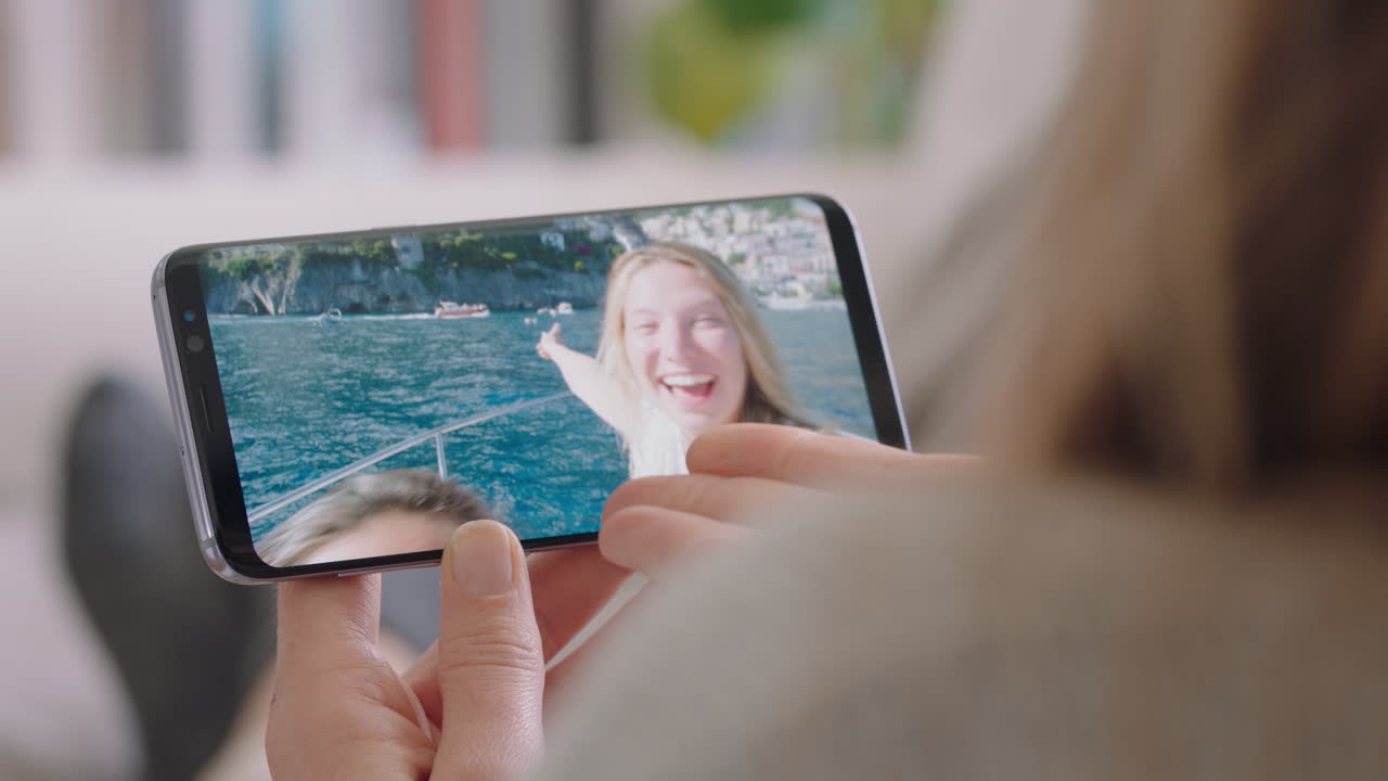 mujer joven chateando en video usando un teléfono inteligente amigos felices de vacaciones en italia compartiendo experiencia de viaje divirtiéndose en vacaciones comunicándose con el teléfono móvil