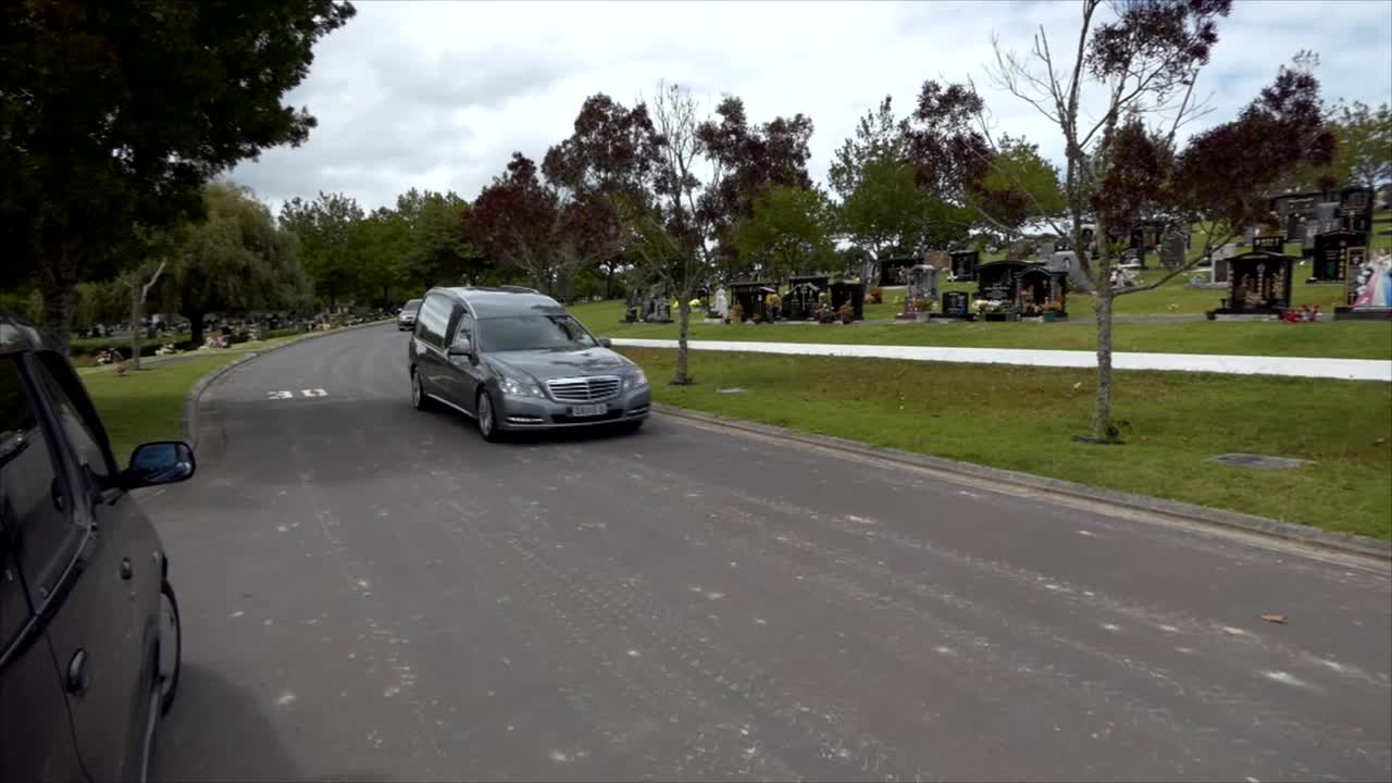 toma de coche fúnebre llegando o saliendo de un funeral