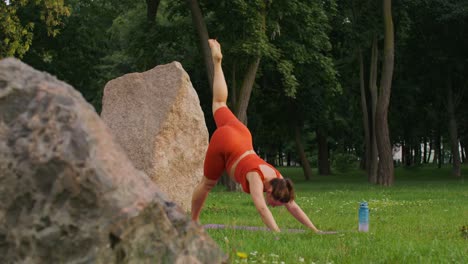 mujer practicando yoga en un parque