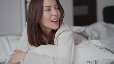 mujer relajándose en la cama