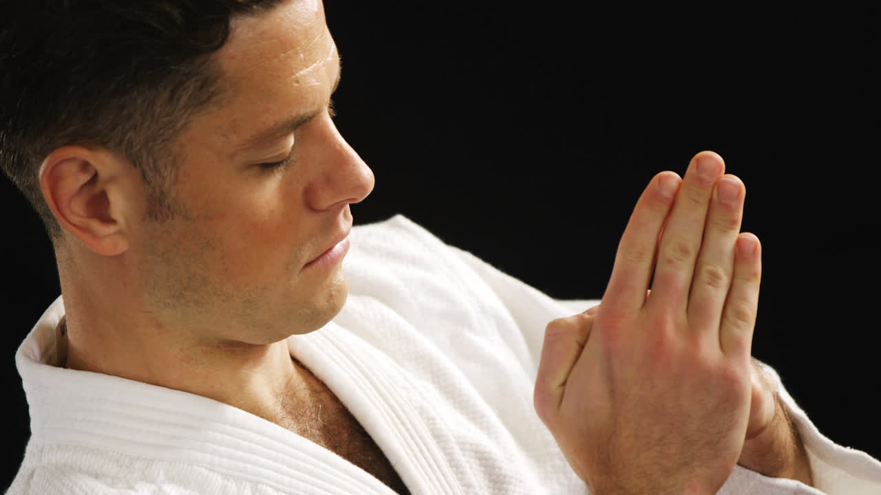 카라테를 연습하는 남자